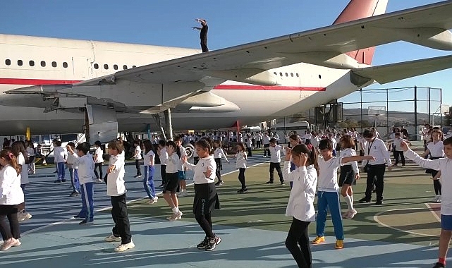 300 Öğrenci Ulu Önder Mustafa Kemal Atatürk'ün Havacılık ve Halk  Oyunları İle İlgili Sözlerini Okul Bahçesindeki Uçağın Gölgesinde Yapılan Etkinlikle Öğrendi
