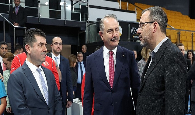VakıfBank Spor Kulübü, Gençlik ve Spor Bakanı Dr. Mehmet Muharrem Kasapoğlu ve Kars'ın genç sultanlarını ağırladı