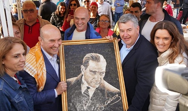 Alaçatı Ot Festivali'nde Tunç Soyer'e mozaik Atatürk Portresi