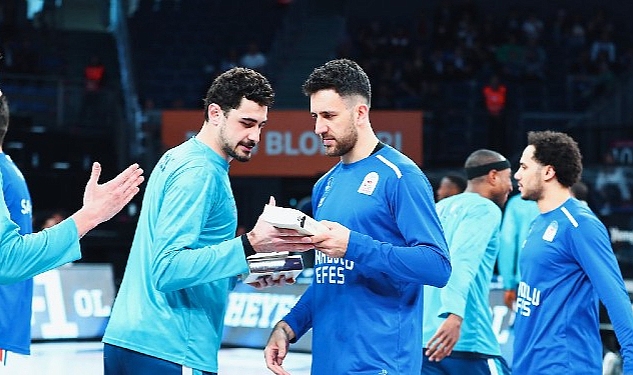 Anadolu Efes'in Anadolu Vakfı ile Gelenekselleşen “Bir Kitap da Sen Getir" Projesinde Depremzedeler İçin Binlerce Kitap Toplandı