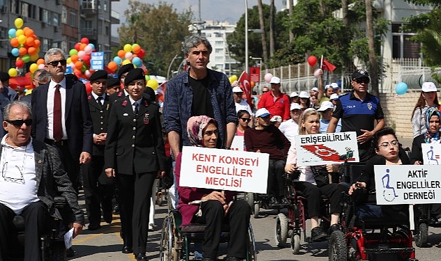 Antalya caddelerinde ENFEST coşkusu