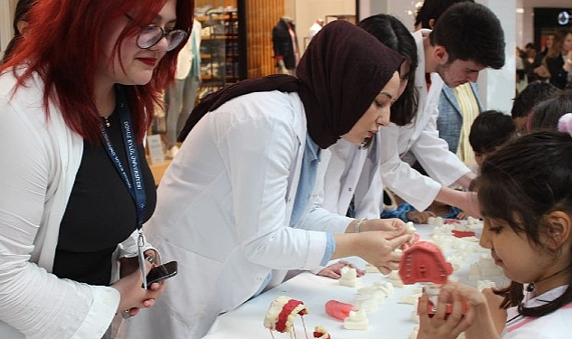 İzmir'in Balçova İlçesindeki Öğrenciler Dokuz Eylül Üniversitesi Diş Hekimliği Fakültesiyle Ağız ve Diş Sağlığına Kavuşuyor