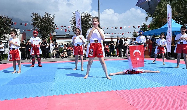 Kemer'de 19 Mayıs Atatürk'ü Anma, Gençlik ve Spor Bayramı töreni yapıldı