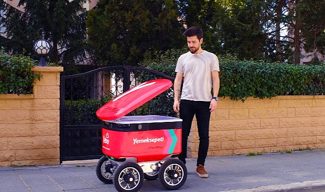 Yemeksepeti'nin Yemek Teslimat Robotu YEBO, Caddebostan Sokaklarına Döndü!