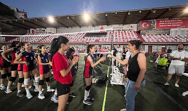 Bayraklı'da voleybol şenliği