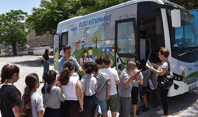 İnci Vakfı Gezici Kütüphanesi yaz sonuna kadar deprem bölgesindeki faaliyetlere destek sağlayacak