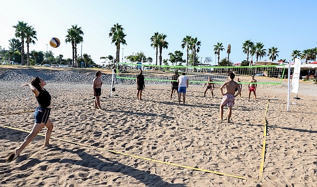 Antalya Büyükşehir'den Konyaaltı Plajı'na Ücretsiz Plaj Voleybol Sahaları