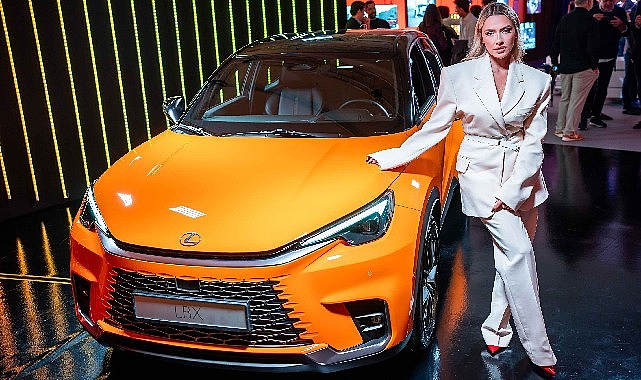 Hadise Londra'da Lexus'un Sanatsal Otoparkında LBX Cool ile Tanıştı