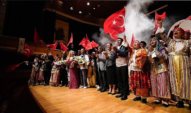 İzmirli muhtarlar Cumhuriyet'in 100'üncü yılı için yeniden sahneye çıktı