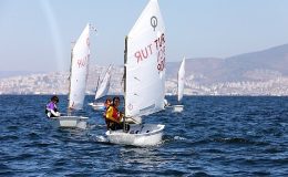 Narlıdere'den açılan yelkenler, İzmir Körfezi'nde görsel şölen yaşattı