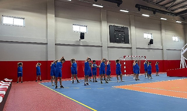 Kaş Ova Spor Salonu'nda spor kursları düzenleniyor