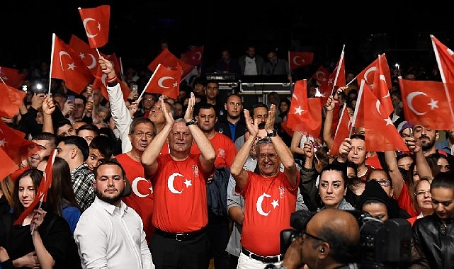 Kemer'de Bayrak Yürüyüşü ve Fener Alayı