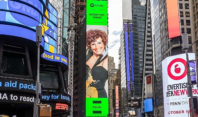 New York'ta bir &apos;Cumhuriyet Divası': Spotify'ın EQUAL Türkiye Ekim ayı elçisi Müzeyyen Senar New York Times Square'de