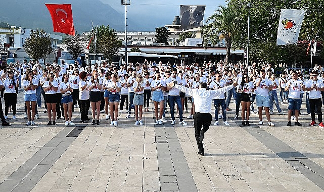 Önce Başkan'dan Zeybek, sonra 300 dansçıdan erik dalı